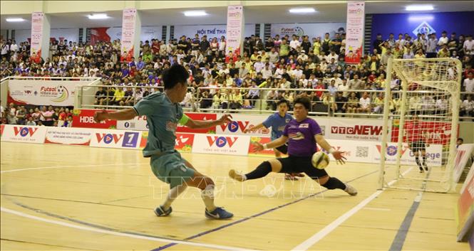 Trận chung kết giải diễn ra hấp dẫn. Ảnh: Hồng Thái - TTXVN