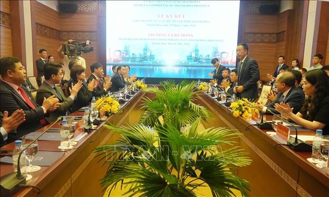 Các đại biểu tỉnh Thanh Hóa và các nhà đầu tư tham dự Lễ ký kết Biên bản ghi nhớ đầu tư. Ảnh: Việt Hoàng - TTXVN
