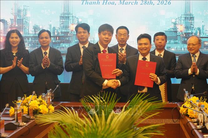 Ông Ninh Văn Sức, Chủ tịch HĐQT Công ty Cổ phần Tập đoàn Việt Hưng (bên trái) ký kết Biên bản ghi nhớ Đầu tư xây dựng và kinh doanh kết cấu hạ tầng Khu B, Khu C - Khu công nghiệp Hà Long. 
Ảnh: Việt Hoàng - TTXVN