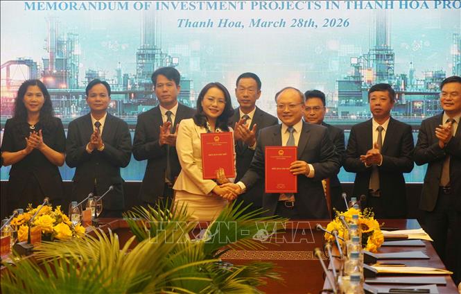 Lãnh đạo Công ty cổ phần Tập đoàn FLC (bên trái) ký kết Biên bản ghi nhớ. Ảnh: Việt Hoàng - TTXVN

