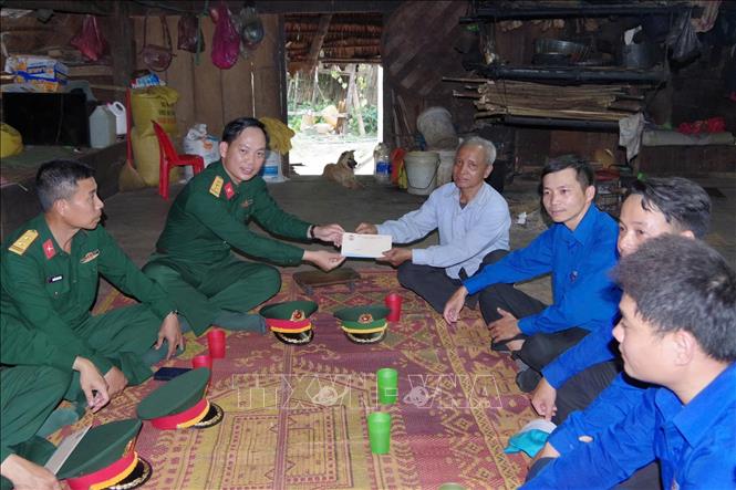 Bộ Chỉ huy Quân sự thành phố Đà Nẵng trao tặng quà người dân có hoàn cảnh khó khăn ở xã biên giới La Dêê (thành phố Đà Nẵng) tại chương trình “Tháng Ba biên giới”. Ảnh: TTXVN phát