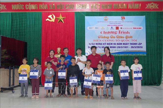 Tuổi trẻ Bộ Chỉ huy Quân sự thành phố Đà Nẵng trao tặng quà cho trẻ em có hoàn cảnh khó khăn ở xã biên giới La Dêê (thành phố Đà Nẵng) tại chương trình “Tháng Ba biên giới”. Ảnh: TTXVN phát