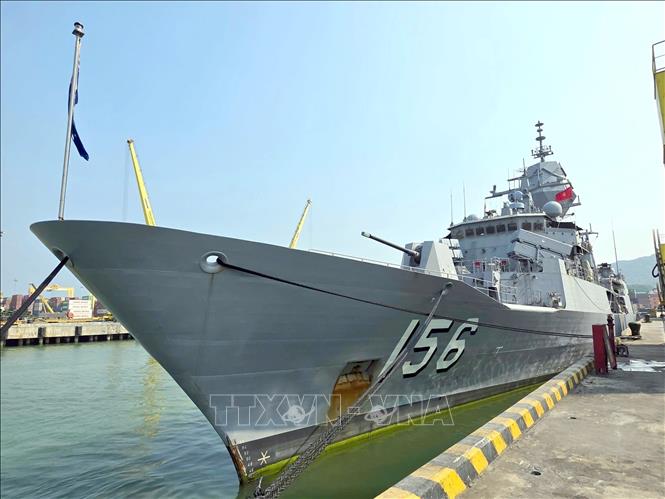 The Royal Australian Navy ship HMAS Toowoomba lands at Tien Sa Port. VNA Photo: Trần Lê Lâm 