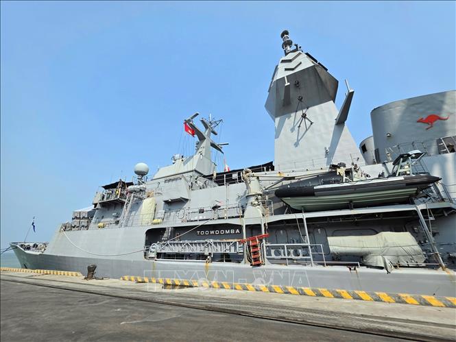 The Royal Australian Navy ship HMAS Toowoomba lands at Tien Sa Port. VNA Photo: Trần Lê Lâm 