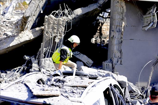 Những ngôi nhà và phương tiện bị phá huỷ trong vụ không kích của Israel xuống thành phố Saksakiyeh, Liban ngày 27/3/2026. Ảnh: THX/TTXVN