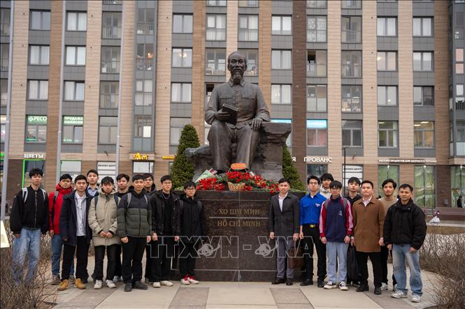 Students lay flowers at the Ho Chi Minh Monument. VNA Photo: Trần Hải 