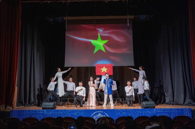 Vietnamese students' art performances at a ceremony reviewing the Union’s 95-year history at Herzen State Pedagogical University. VNA Photo: Trần Hải 