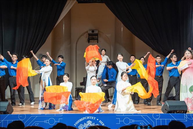 Vietnamese students' art performances at a ceremony reviewing the Union’s 95-year history at Herzen State Pedagogical University. VNA Photo: Trần Hải 