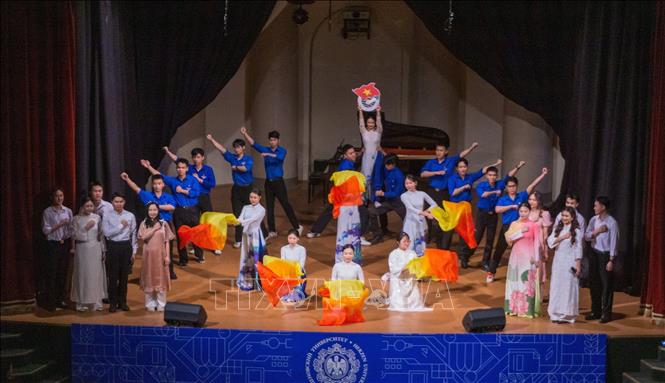 Vietnamese students' art performances at a ceremony reviewing the Union’s 95-year history at Herzen State Pedagogical University. VNA Photo: Trần Hải 