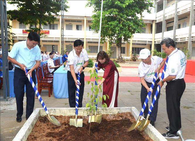 Tổ chức trồng cây xanh tại trên 52 điểm trường THPT và liên cấp THCS - THPT trên địa bàn tỉnh Vĩnh Long: Ảnh: Huỳnh Phúc Hậu - TTXVN