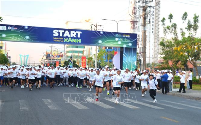 Giải chạy hưởng ứng Sự kiện Giờ Trái đất năm 2026 thu hút khoảng 400 vận động viên. Ảnh: Huỳnh Phúc Hậu - TTXVN