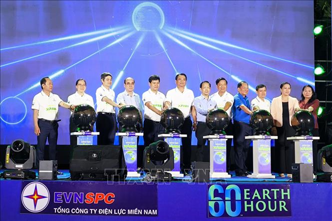 Lãnh đạo tỉnh Vĩnh Long, Tổng công ty Điện lực Miền Nam thực hiện nghi thức tắt đèn hưởng ứng giờ trái đất: Ảnh: Huỳnh Phúc Hậu - TTXVN