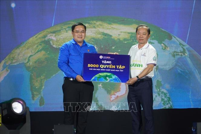 Tiếp nhận bản tượng trung tài trợ tập cho học sinh khó khăn: Ảnh: Huỳnh Phúc Hậu - TTXVN