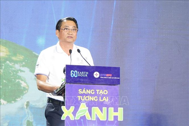 Phó Chủ tịch UBND tỉnh Vĩnh Long Nguyễn Quỳnh Thiện phát biểu tại lễ hưởng ứng giờ trái đất. Ảnh: Huỳnh Phúc Hậu - TTXVN