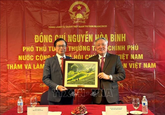 Phó Thủ tướng Thường trực Nguyễn Hòa Bình thăm, làm việc với cán bộ, nhân viên Tổng lãnh sự quán Việt Nam tại San Francisco. Ảnh: Ngọc Quang - PV TTXVN tại Hoa Kỳ