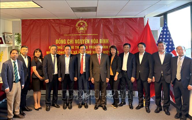 Phó Thủ tướng Thường trực Nguyễn Hòa Bình thăm, làm việc với cán bộ, nhân viên Tổng lãnh sự quán Việt Nam tại San Francisco. Ảnh: Ngọc Quang - PV TTXVN tại Hoa Kỳ