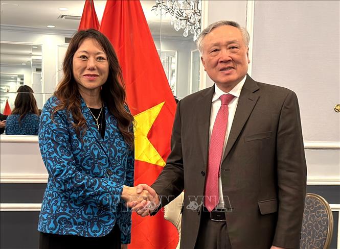 Phó Thủ tướng Thường trực Nguyễn Hòa Bình tiếp bà Fiona Ma, Bộ trưởng Tài chính bang California. Ảnh: Ngọc Quang - PV TTXVN tại Hoa Kỳ