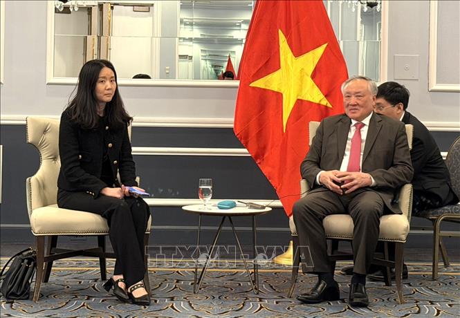 Phó Thủ tướng Thường trực Nguyễn Hòa Bình tiếp bà Hong Fang, Chủ tịch Công ty OKX. Ảnh: Ngọc Quang - PV TTXVN tại Hoa Kỳ