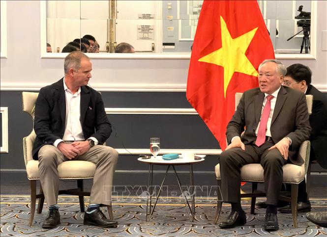 Phó Thủ tướng Thường trực Nguyễn Hòa Bình tiếp ông Beau Perry, Nhà sáng lập kiêm Giám đốc điều hành Công ty Blue Evolution. Ảnh: Ngọc Quang - PV TTXVN tại Hoa Kỳ