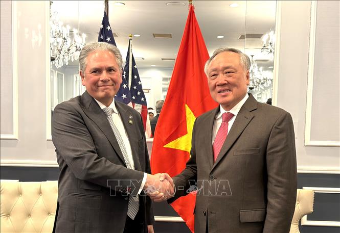 Phó Thủ tướng Thường trực Nguyễn Hòa Bình làm việc với đoàn đại biểu Bang Oregon, do Thượng Nghị sĩ Mark Meek dẫn đầu. Ảnh: Ngọc Quang - PV TTXVN tại Hoa Kỳ