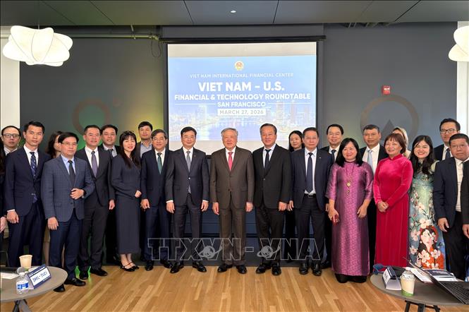 Phó Thủ tướng Thường trực Nguyễn Hòa Bình với các đại biểu dự Tọa đàm Tài chính và Công nghệ Việt Nam - Hoa Kỳ. Ảnh: Ngọc Quang - PV TTXVN tại Hoa Kỳ