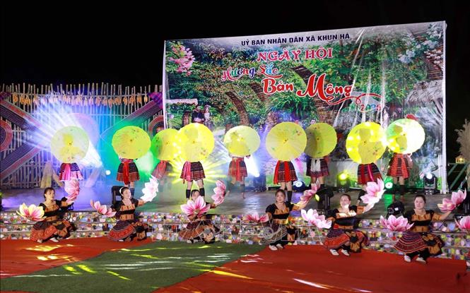 Tiết mục biểu diễn văn nghệ chào mừng Ngày hội của các diễn viên không chuyên bản Lao Chải I và bản Ma Sao Phìn Cao biểu diễn. Ảnh: Quý Trung - TTXVN