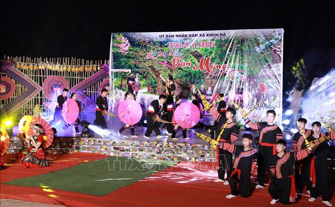 Tiết mục văn nghệ chào mừng lễ khai mạc Ngày hội do các nghệ nhân diễn viên là đồng bào dân tộc Mông bản Lao Chải I biểu diễn. Ảnh: Quý Trung - TTXVN