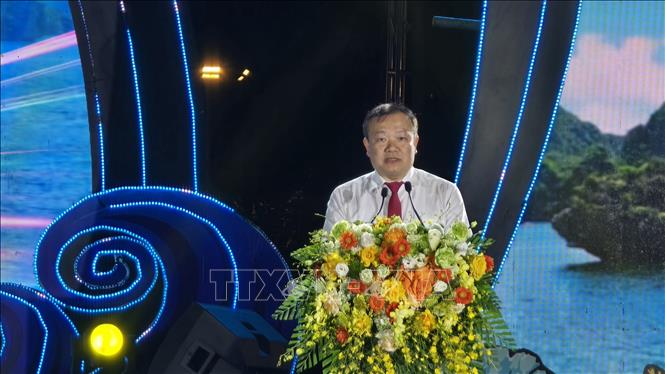 Ông Phan Viết Điện, Chủ tịch UBND đặc khu Cát Hải phát biểu khai mạc du lịch Cát Bà năm 2026. Ảnh: Minh Thu - TTXVN