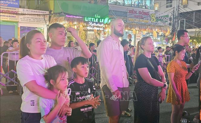 Du khách nước ngoài xem chương trình khai mạc. Ảnh: Minh Thu - TTXVN