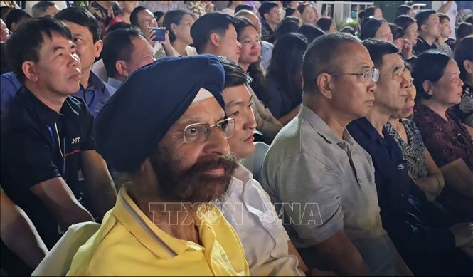 Du khách nước ngoài xem chương trình khai mạc. Ảnh: Minh Thu - TTXVN