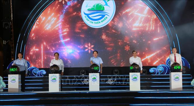 Ông Lê Tiến Châu, Bí thư Thành ủy Hải Phòng (giữa) cùng các lãnh đạo thành phố Hải Phòng và đặc khu Cát Hải thực hiện nghi thức khai mạc du lịch Cát Bà năm 2026. Ảnh: Minh Thu - TTXVN