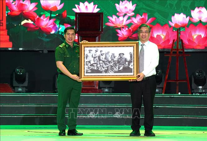 Ông Nguyễn Phước Lộc, Phó Bí thư Thành ủy, Chủ tịch Ủy ban MTTQ Việt Nam TP. Hồ Chí Minh tặng quà chúc mừng của Ban thường vụ Thành ủy tới Lực lượng Thanh niên xung phong Thành phố. Ảnh: Trung Tuyến – TTXVN