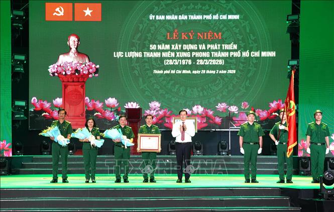 Ông Lê Quốc Phong, Phó Bí thư Thường trực Thành ủy TP. Hồ Chí Minh thừa Ủy quyền của Chủ tịch Nước trao tặng Huân Chương Lao động Hạng Nhất cho Lực lượng Thanh niên xung phong Thành phố. Ảnh: Trung Tuyến - TTXVN