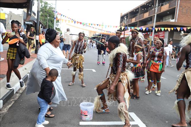 Du khách giao lưu cùng các nghệ sỹ. Ảnh: Hồng Minh - PV TTXVN tại Nam Phi