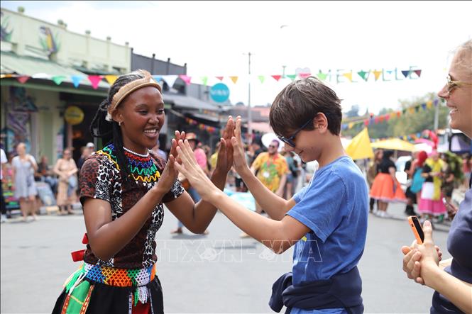 Du khách giao lưu cùng các nghệ sỹ. Ảnh: Hồng Minh - PV TTXVN tại Nam Phi