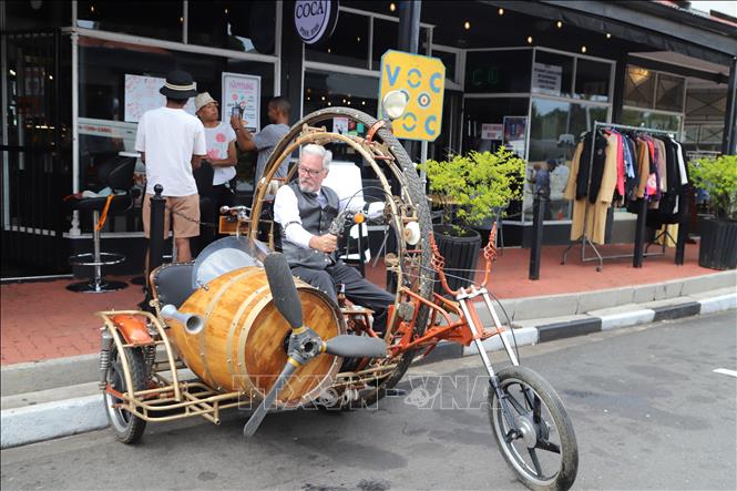 Một chiếc xe được trang trí đặc biệt tham gia diễu hành. Ảnh: Hồng Minh - PV TTXVN tại Nam Phi