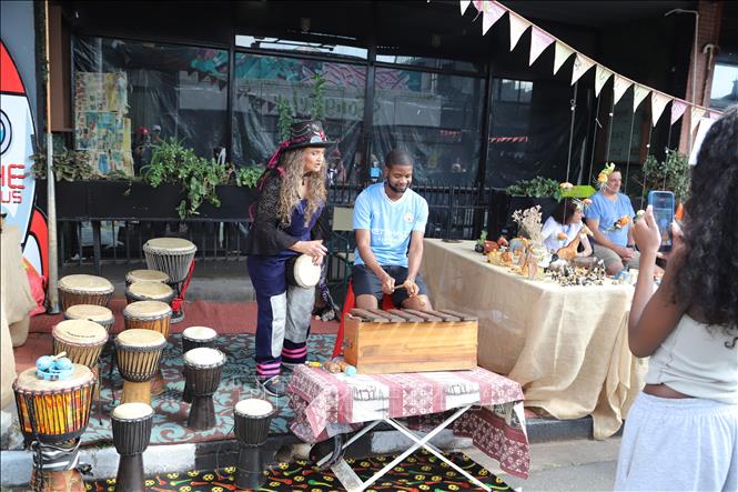 Một du khách trải nghiệm âm nhạc truyền thống Nam Phi. Ảnh: Hồng Minh - PV TTXVN tại Nam Phi