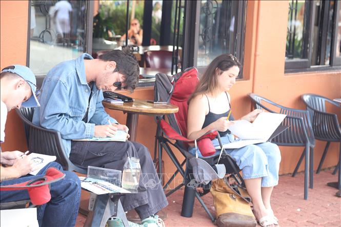 Các thành viên câu lạc bộ hội họa cũng quy tụ về sự kiện The Happening. Ảnh: Hồng Minh - PV TTXVN tại Nam Phi