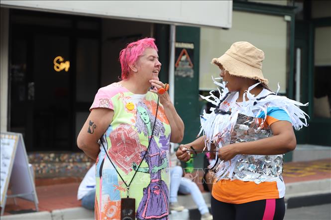 Người tham dự sự kiện The Happening diện trang phục sặc sỡ, hóa trang độc đáo. Ảnh: Hồng Minh - PV TTXVN tại Nam Phi
