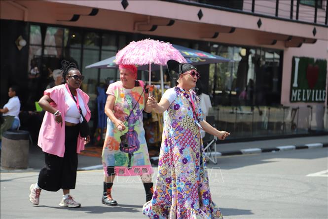 Người tham dự sự kiện The Happening diện trang phục sặc sỡ, hóa trang độc đáo. Ảnh: Hồng Minh - PV TTXVN tại Nam Phi