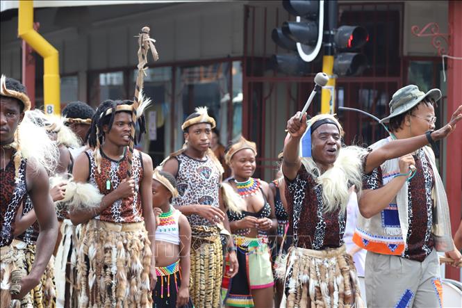 Điểm nhấn đặc biệt là những màn nhảy múa Zulu truyền thống đầy mê hoặc và sức sống. Ảnh: Hồng Minh - PV TTXVN tại Nam Phi