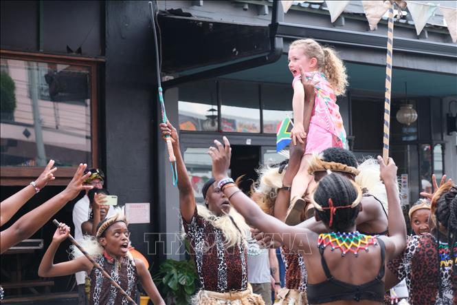 Du khách nhí tham gia vào điệu múa truyền thống Zulu tại sự kiện The Happening. Ảnh: Hồng Minh - PV TTXVN tại Nam Phi