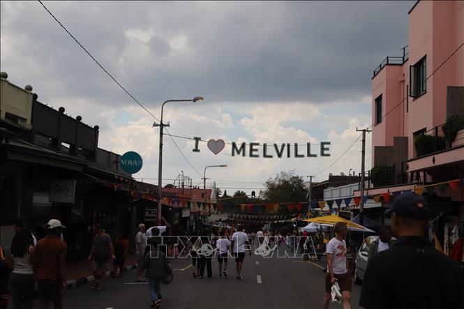 Cả con phố biến thành biển màu sắc, âm nhạc và cảm xúc dâng trào trong sự kiện cộng đồng mang tên The Happening. Ảnh: Hồng Minh - PV TTXVN tại Nam Phi