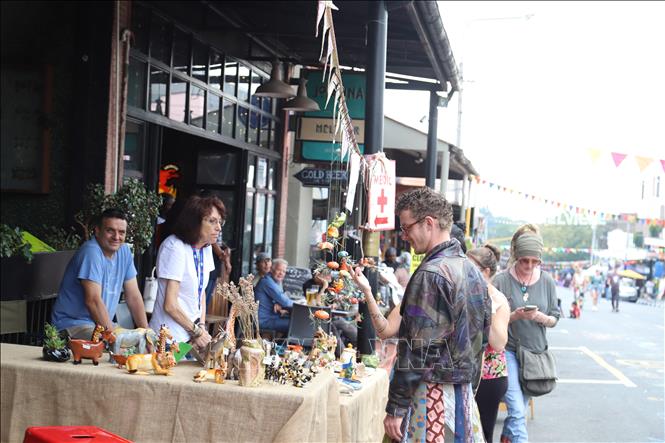 Du khách tham quan các gian hàng của các nghệ sỹ đường phố. Ảnh: Hồng Minh - PV TTXVN tại Nam Phi