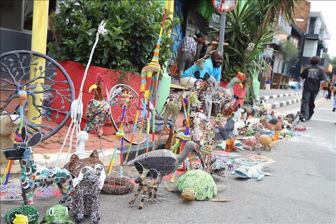 Một quầy hàng lưu niệm tại The Happening 2026. Ảnh: Hồng Minh - PV TTXVN tại Nam Phi