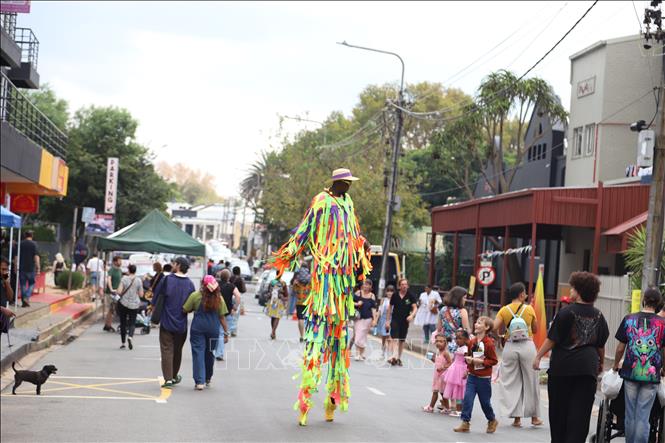 Cả con phố biến thành biển màu sắc, âm nhạc và cảm xúc dâng trào trong sự kiện cộng đồng mang tên The Happening. Ảnh: Hồng Minh - PV TTXVN tại Nam Phi