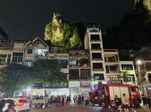 Nam thanh niên tử vong khi leo núi Bài Thơ chụp ảnh