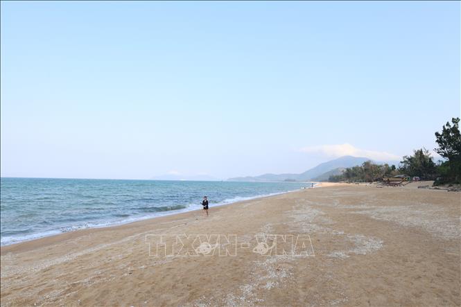 The wild beauty of Ham Rong beach. VNA Photo: Hải Âu