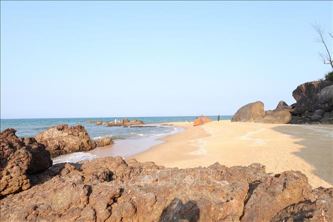 Ham Rong beach with its romantic beauty has the potential to become a famous summer destination in Hue. VNA Photo: Hải Âu