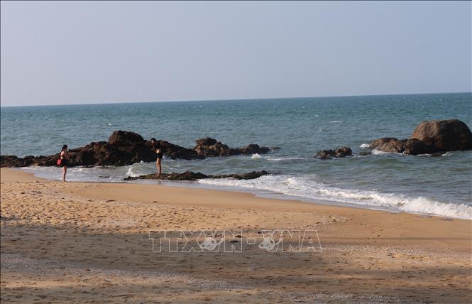 Ham Rong beach with its golden sand and blue sea. VNA Photo: Hải Âu